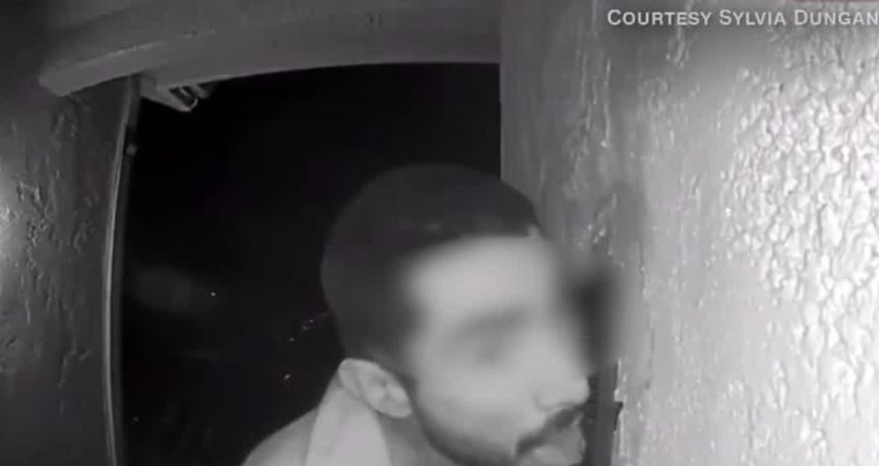 Man licks doorbell for 3 hours