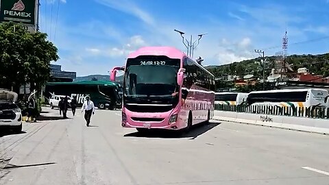 Normalistas de Ayotzinapa bloquean Autopista del Sol