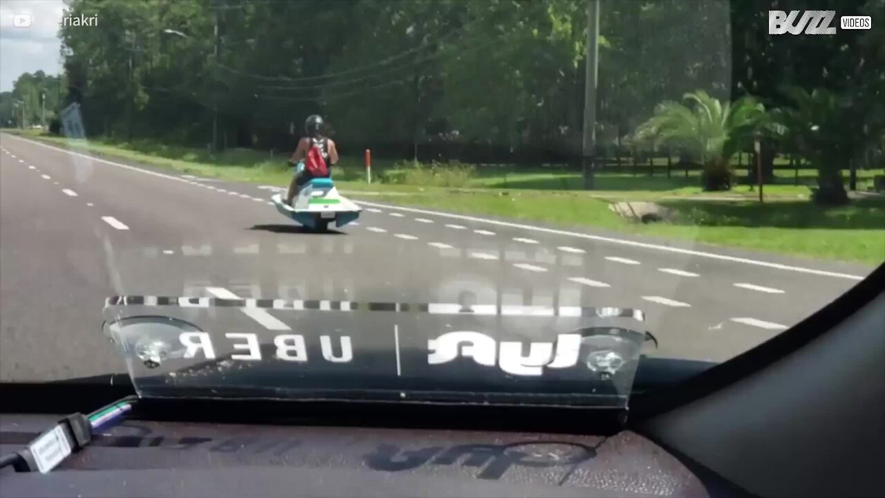 Hai mai visto una moto d'acqua usata su strada?