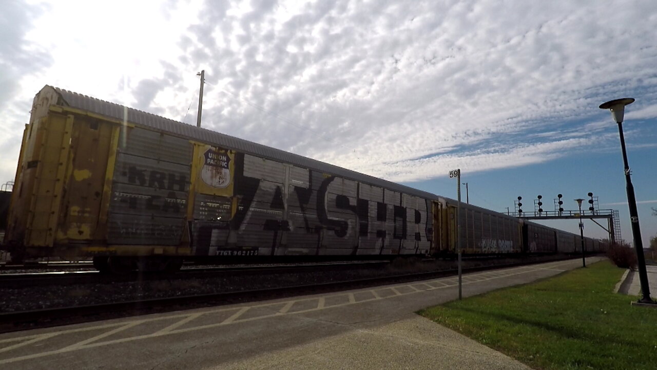 Autoracks Train 274 CN 3098 & CN 2205 Locomotives East In Sarnia