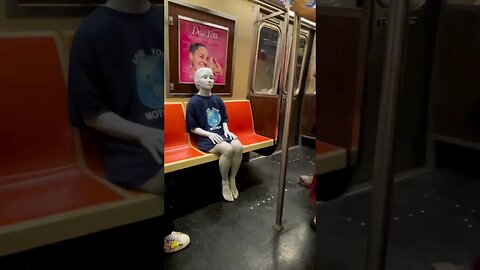 VIRAL ALIEN SPOTTED ON SUBWAY IN NEW YORK #somepeopleabouttocroaknews