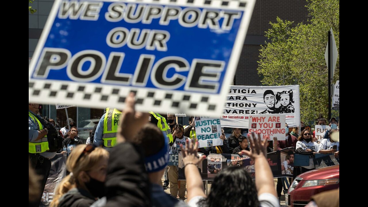 Pro police crowd clashes with Anti police protesters in Chicago