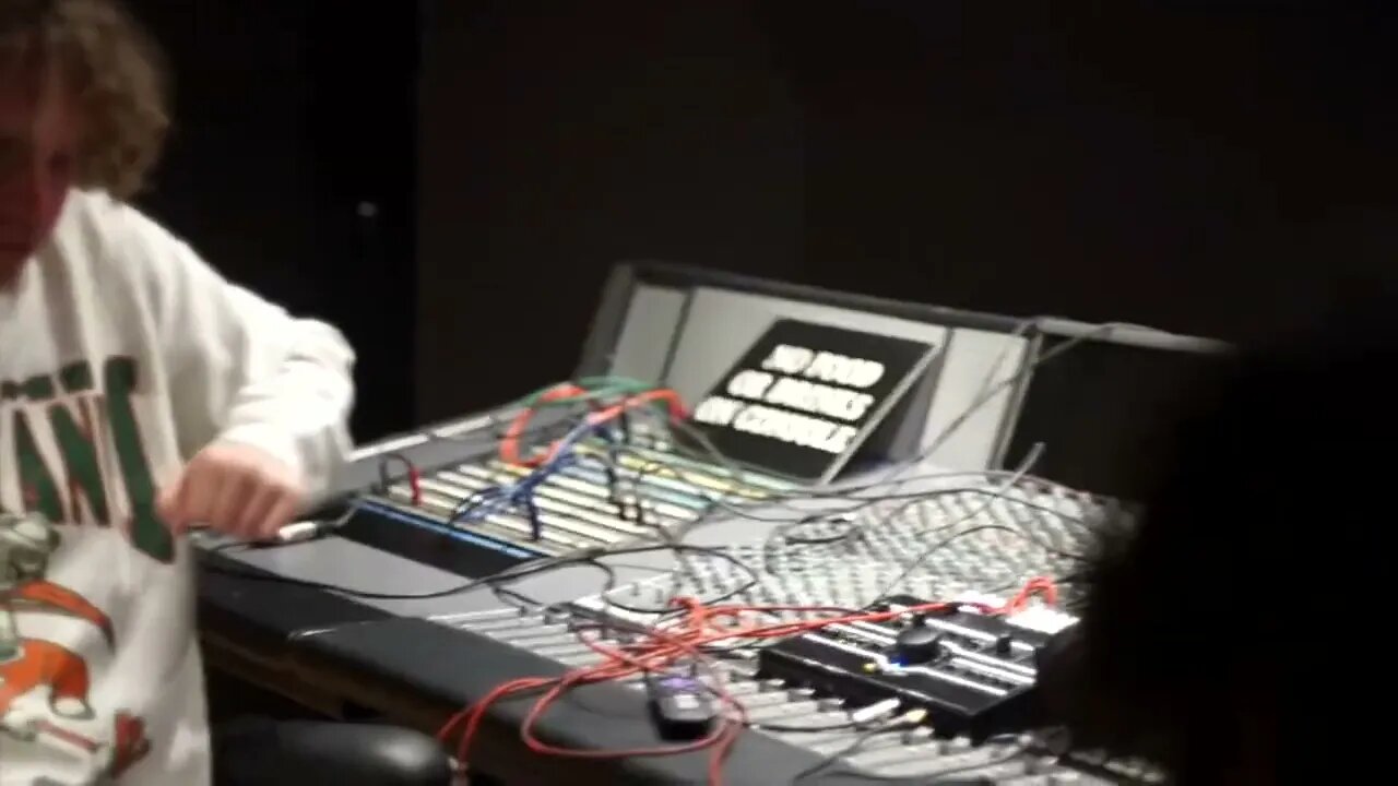 IN THE STUDIO WITH QESOWRLD TV & PRODUCER YAKREE VIBIN TO BEATS 🔥🔥🔥