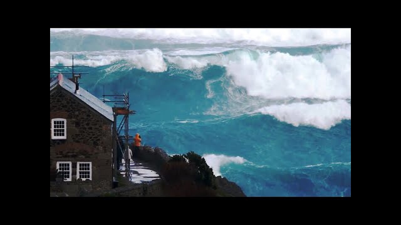 Huge waves wash away the coast- A powerful sea storm hit the UK