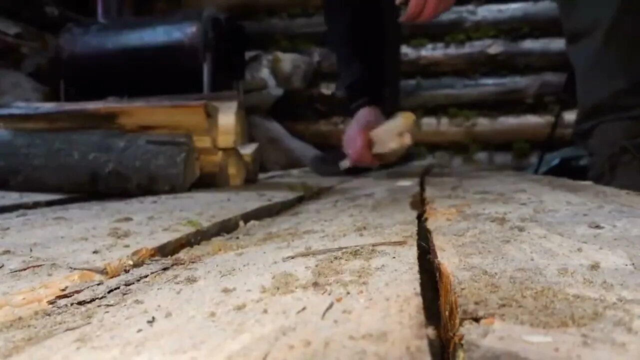 hiding in a huge dugout during a snow storm, spending the night in bushcraft shelter * 7
