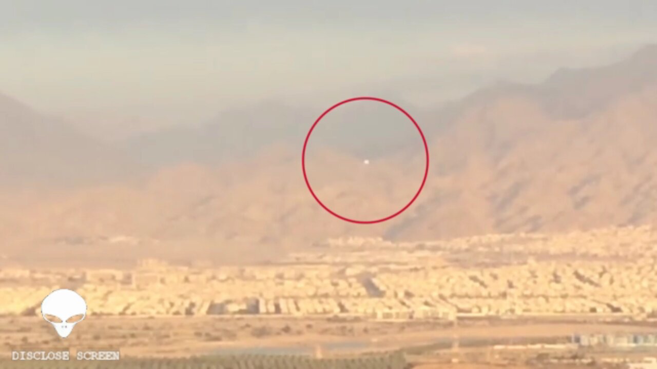 UFO seen vanishing/cloaking in broad daylight near the red sea, Israel.