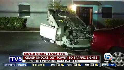 Crash knocks out power to traffic light in West Palm Beach
