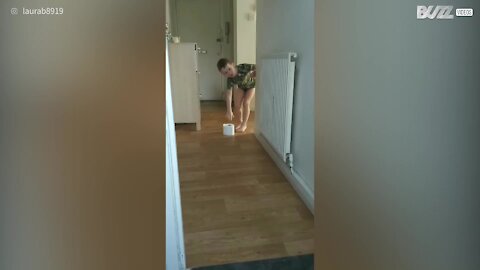 Une maman fait la blague du faux caca à son fils