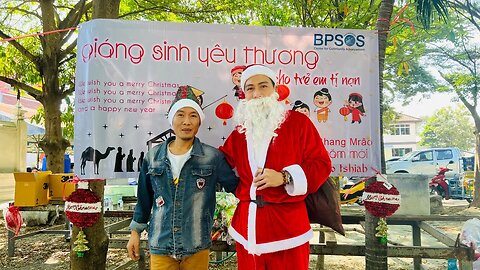 Chơi noel với trẻ em Tỵ Nạn