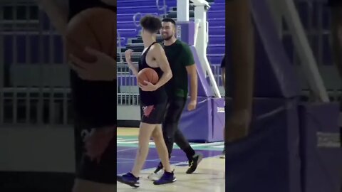 Who would get the ball in this case? 😳
