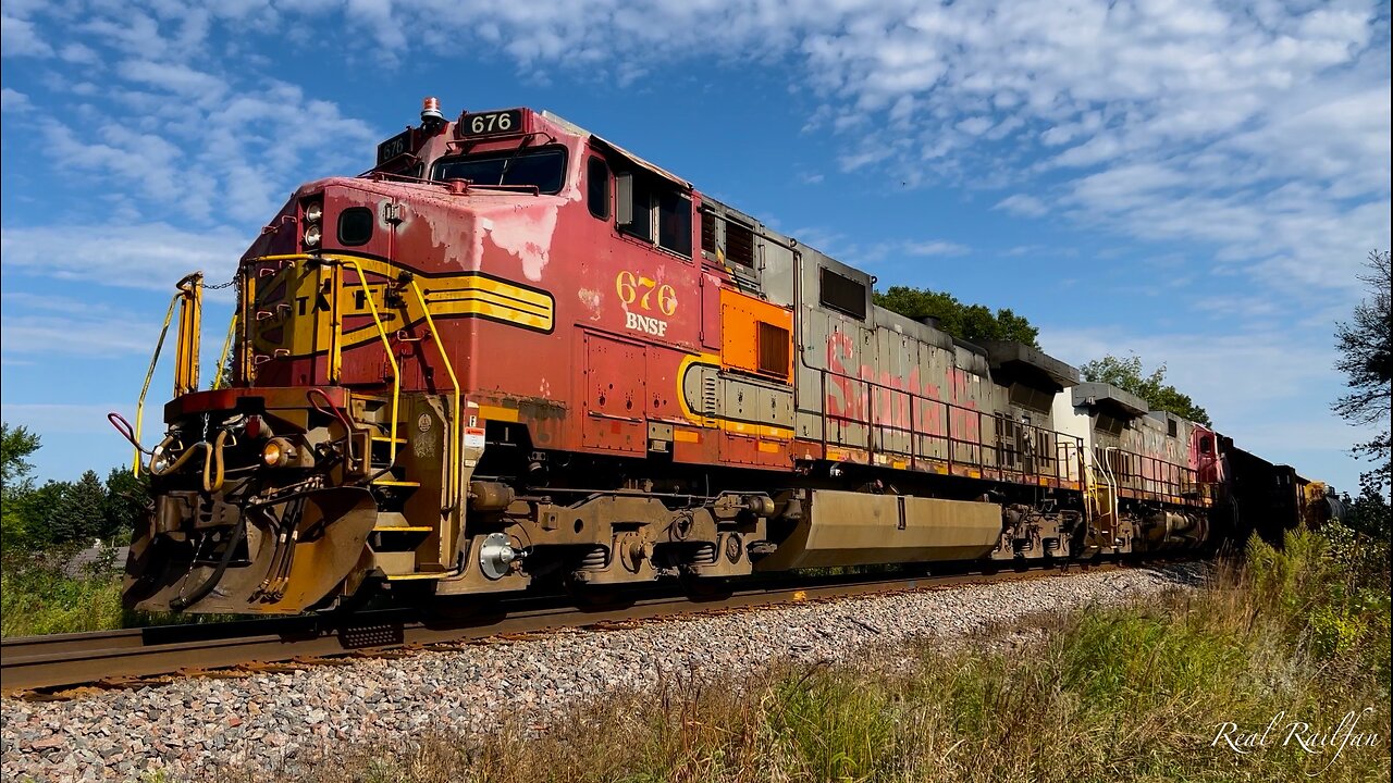 Classic ATSF Warbonnet Duo, UP 9000 and BNSF - Hinckley Sub