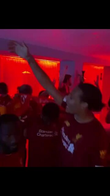 WATCH: Jurgen Klopp, Liverpool players celebrate title with '90s jams (g8Q)