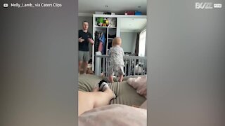 Ce bébé se déhanche et danse comme son papa!