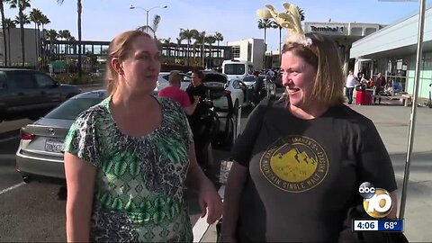 Woman wears antlers at airport to make sure sister finds her at busy airport