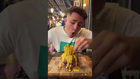 ACEL MOMENT CAND GUST BURGERUL OGURITA MICA #oguritamica #mancare #manciosul #food