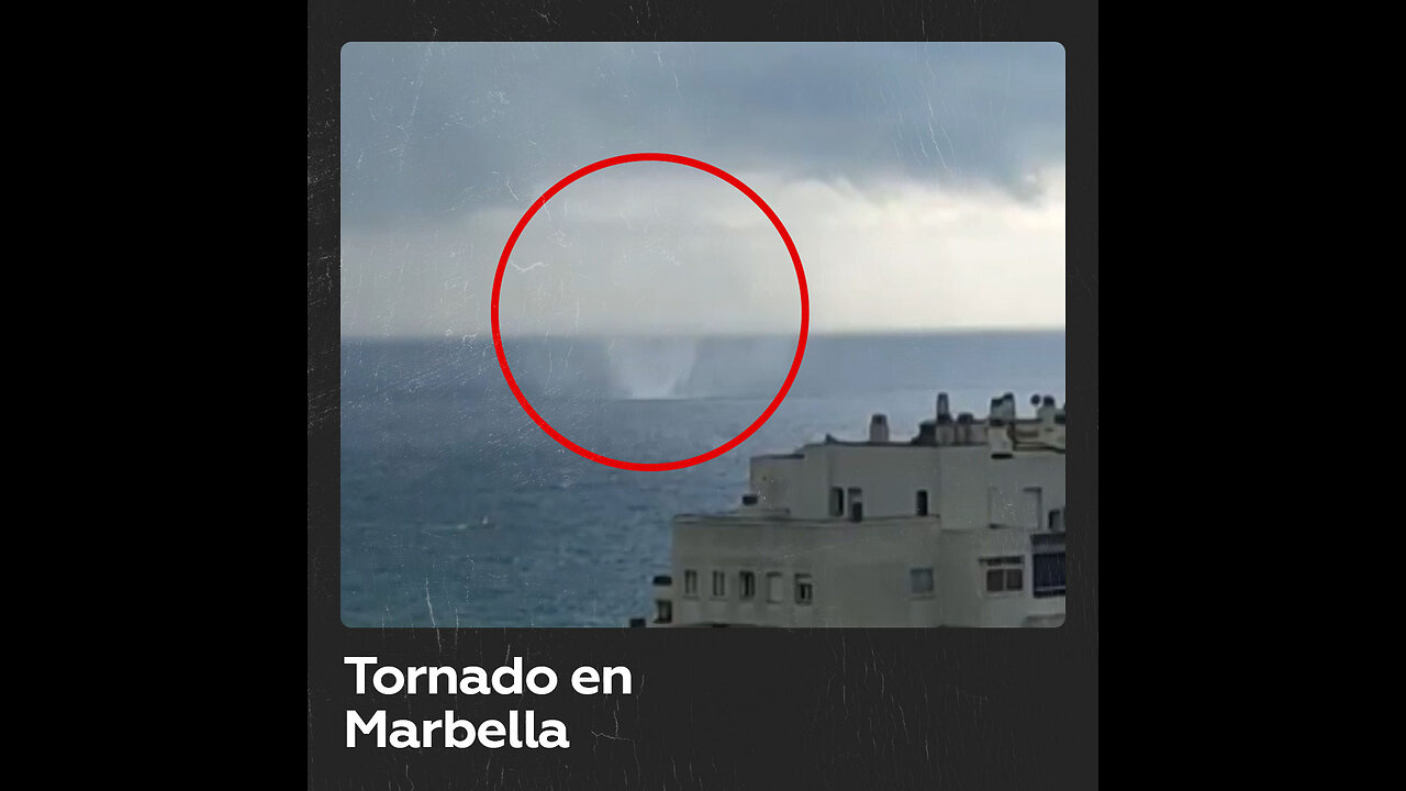 Un tornado surge en una playa de Marbella en medio de fuertes lluvias