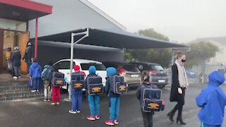 SOUTH AFRICA - Cape Town - Grade 1 and 6 return to school, Goodwood Park Primary(Video) (fpG)