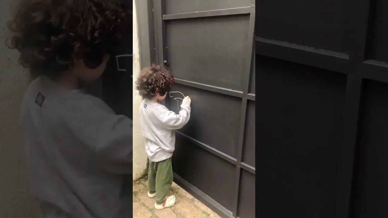 KID DOING GRAFFITI ON A GATE 😱😁 #graffiti #graffitiart #graff