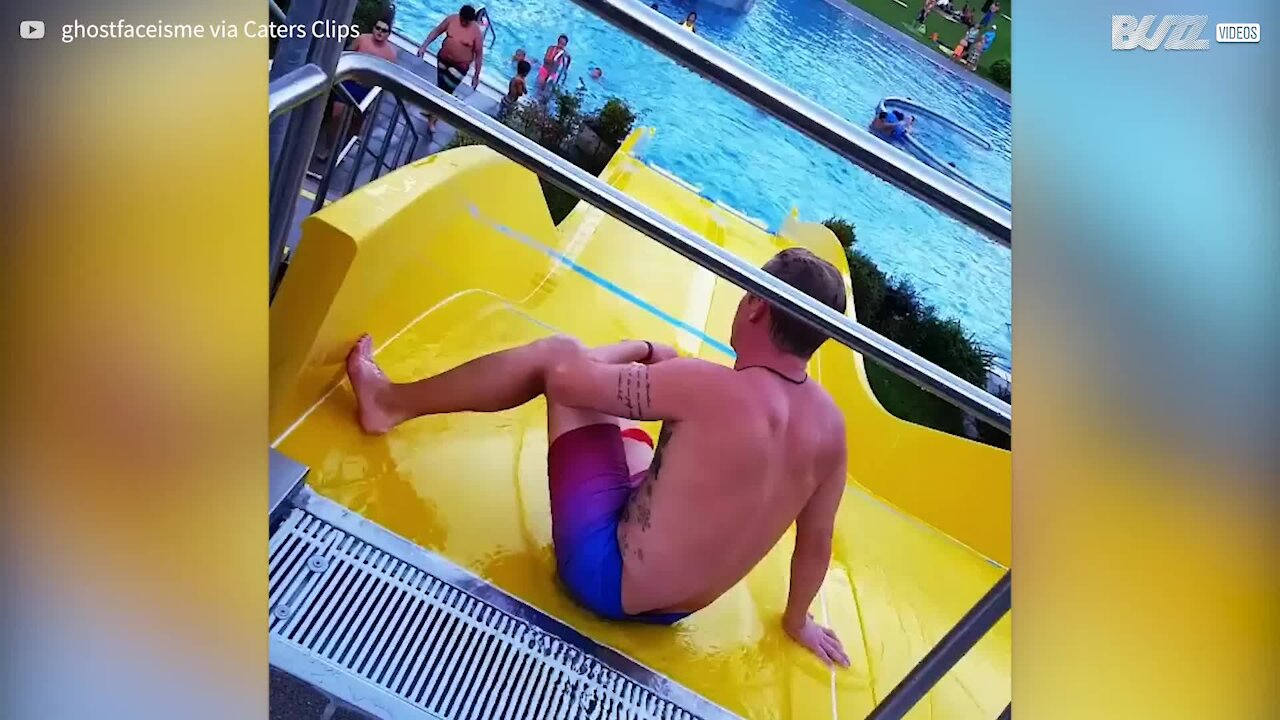 Cet homme fait du breakdance sur un toboggan aquatique