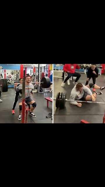 Weightlifter literally passes out during squat attempt