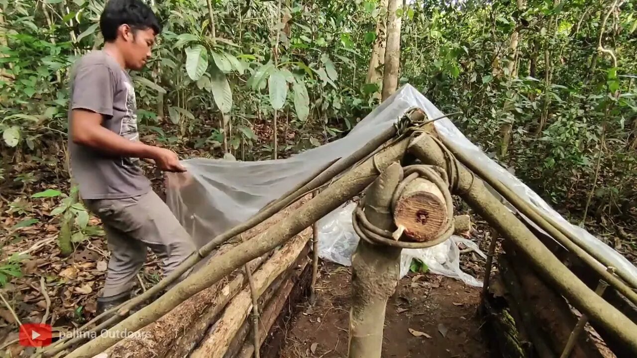 14 # camping hujan deras di pondok kayu lapuk __ tidur nyenyak dalam shelter alami