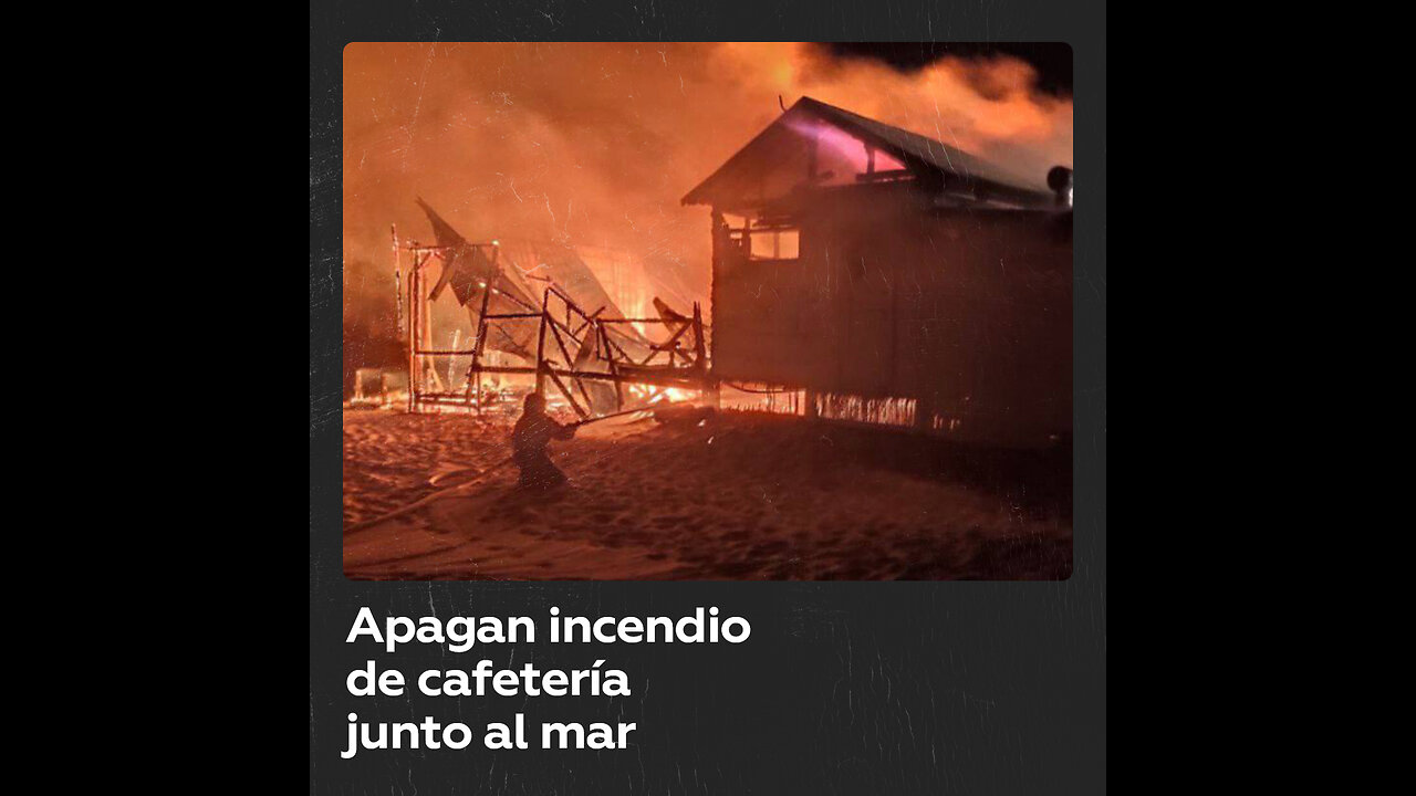 Bomberos del Ministerio de Emergencias ruso apagan incendio de una cafetería junto al mar