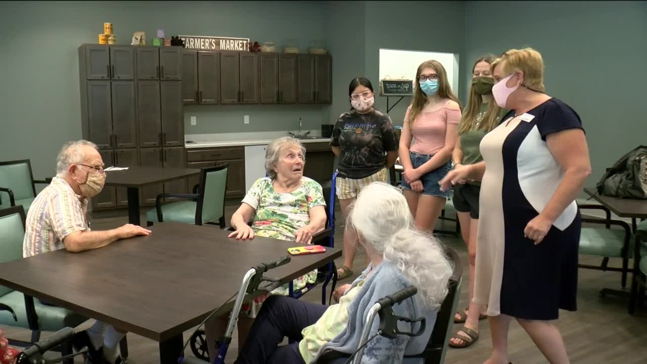 Teens help Alzheimer's patients set up iPods with personalized playlists