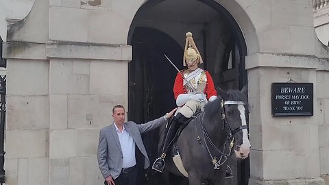 Don't think about touching guard watches his hand #horseguardsparade