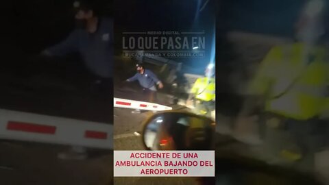 Accidente bajando del aeropuerto donde una ambulancia resulta volcada