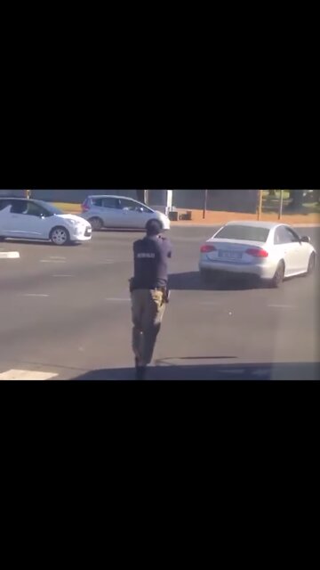 WATCH: Metro cops shoot at Cape driver attempting to evading them