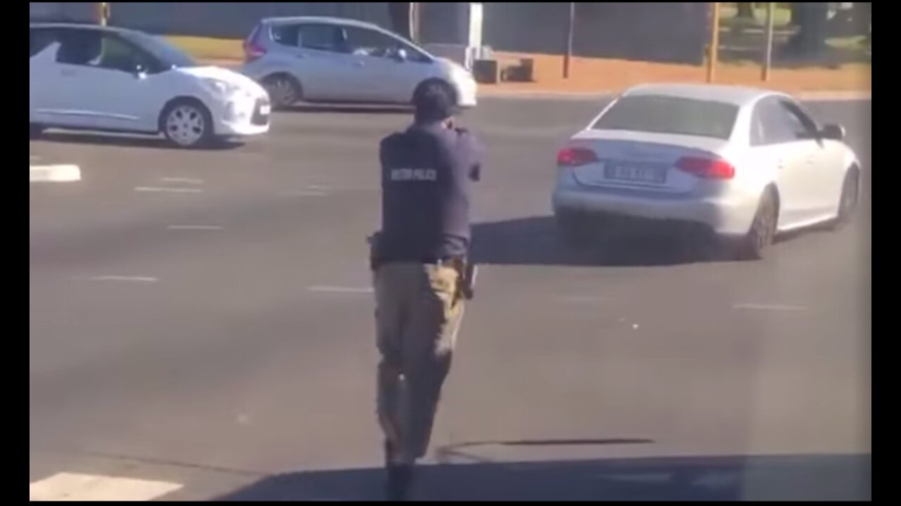 WATCH: Metro cops shoot at Cape driver attempting to evading them