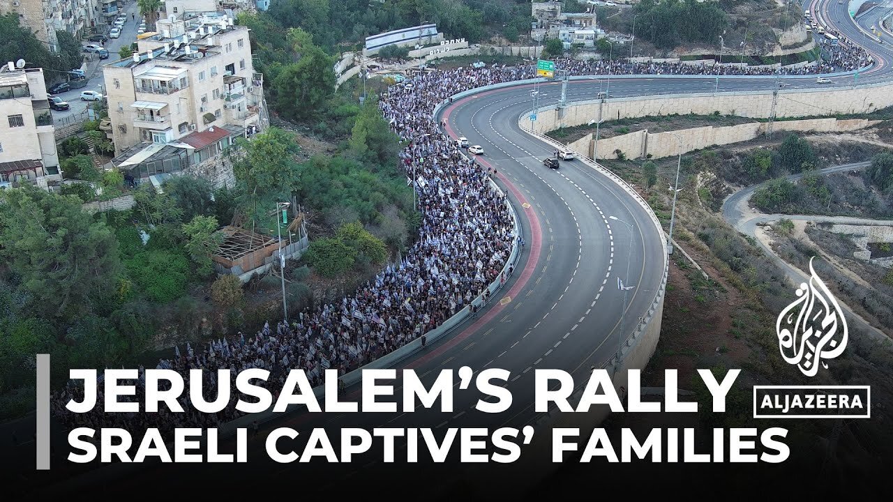 Families of Israeli captives arrive in Jerusalem, rally at PM's office