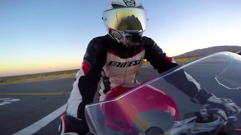 Bugatti Chiron Vs BMW S1000RR Top Speed Test