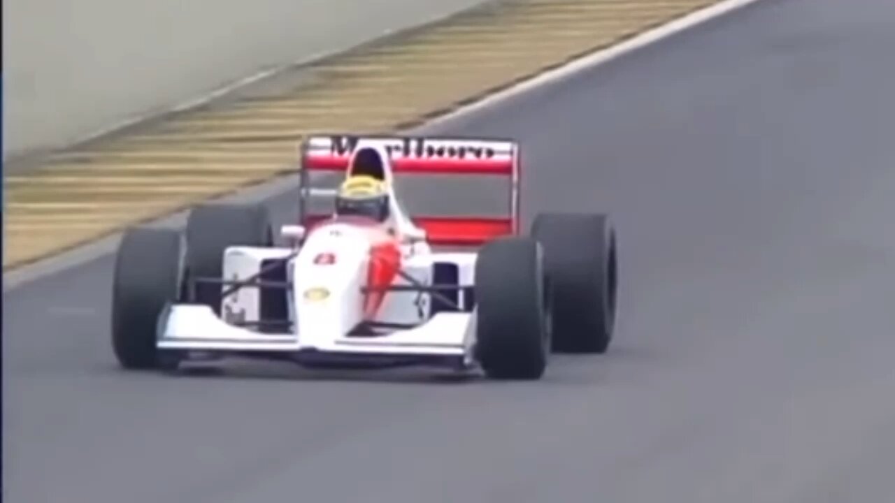 Ayrton Senna Wins in Brazil in 1993/ Last Lap (Amazing)