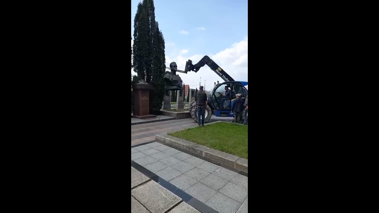 A monument to Soviet intelligence officer Nikolai Kuznetsov was dismantled in the city of Rivne