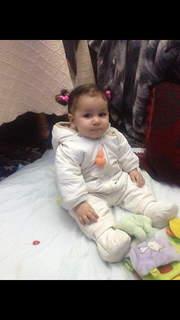 petite fille morte de rire avec son papa