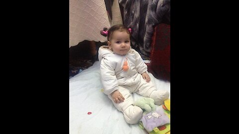 petite fille morte de rire avec son papa