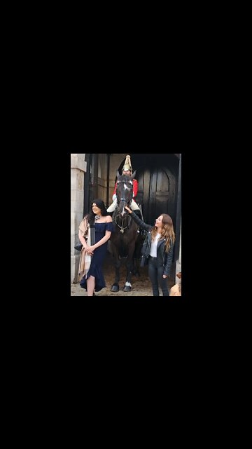 Posing with the Queens guards #horseguardsparade