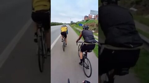 Gangue derruba ciclista em rodovia de SP para roubar bike de R$ 15 mil