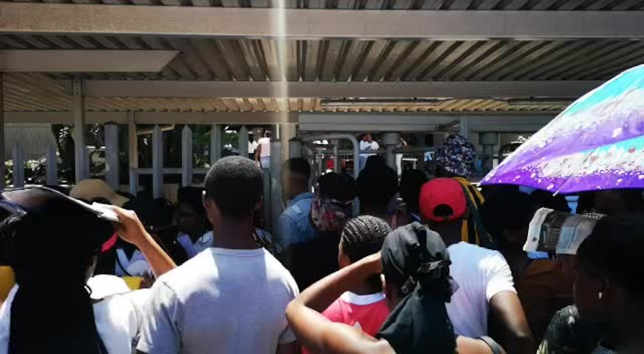 SOUTH AFRICA - Durban - Long queues at UNISA (Video) (LxW)