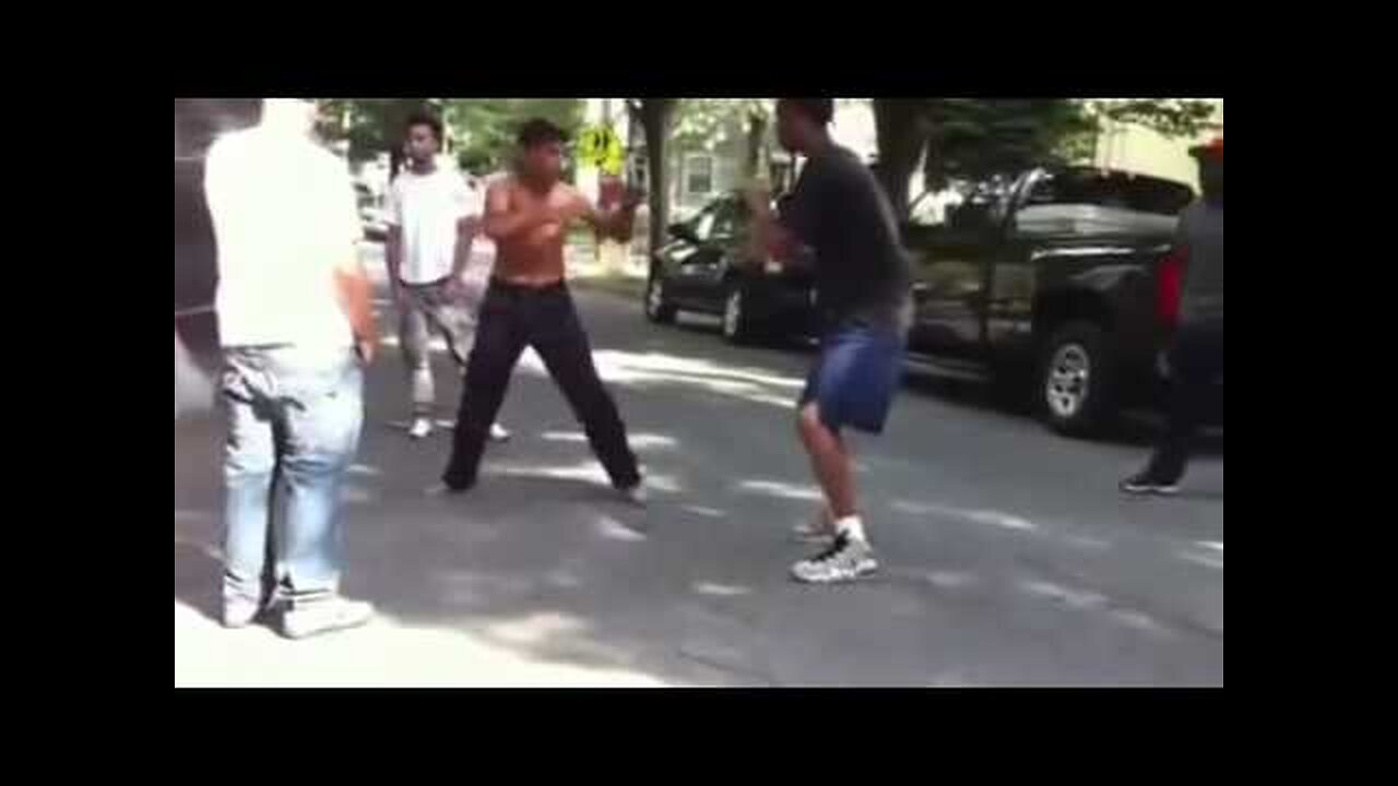 Muay Thai Fighter Vs Black Dude STREETFIGHT!