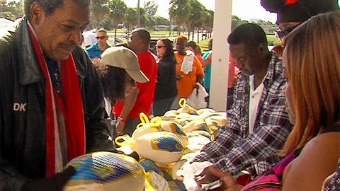 Boxing promoter Don King gives 1,000 turkeys to families in need