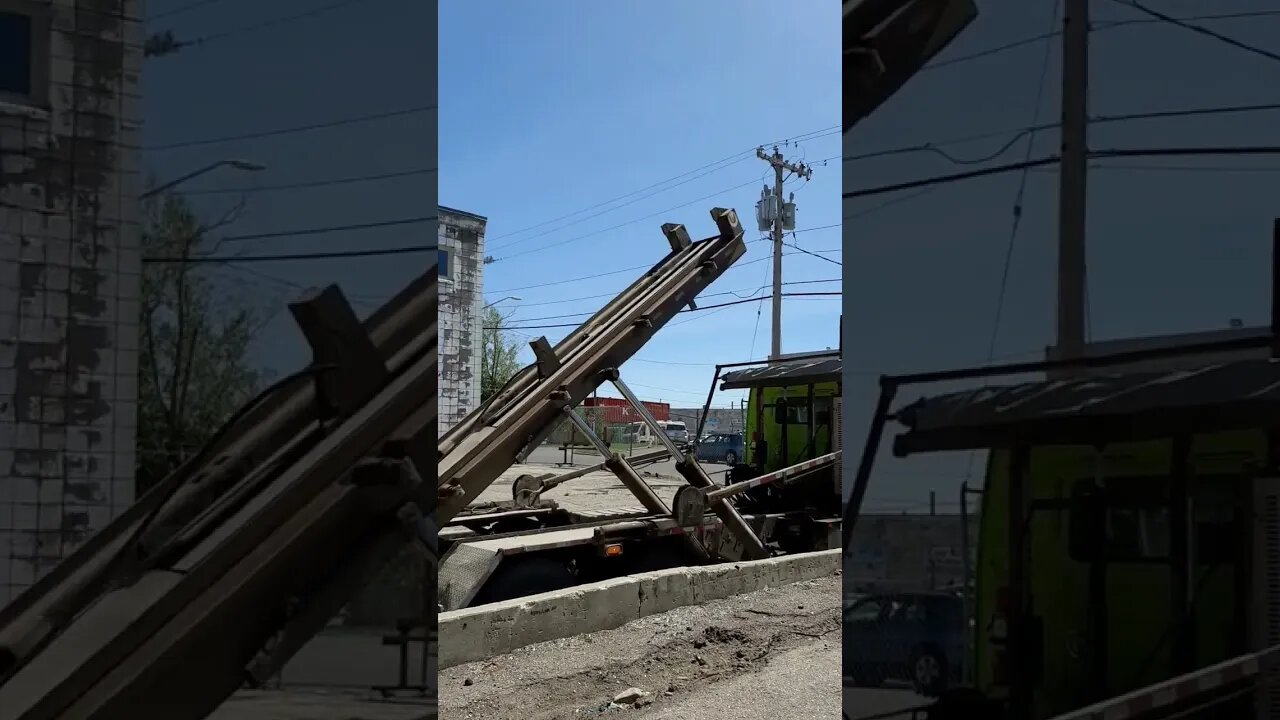 Dump Truck 🚚 🛻 unloading Bin #dumptruck #dumping
