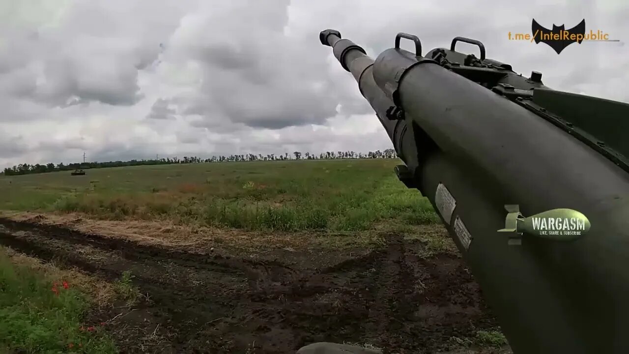 Russian 'Msta-S' self-propelled howitzer at work