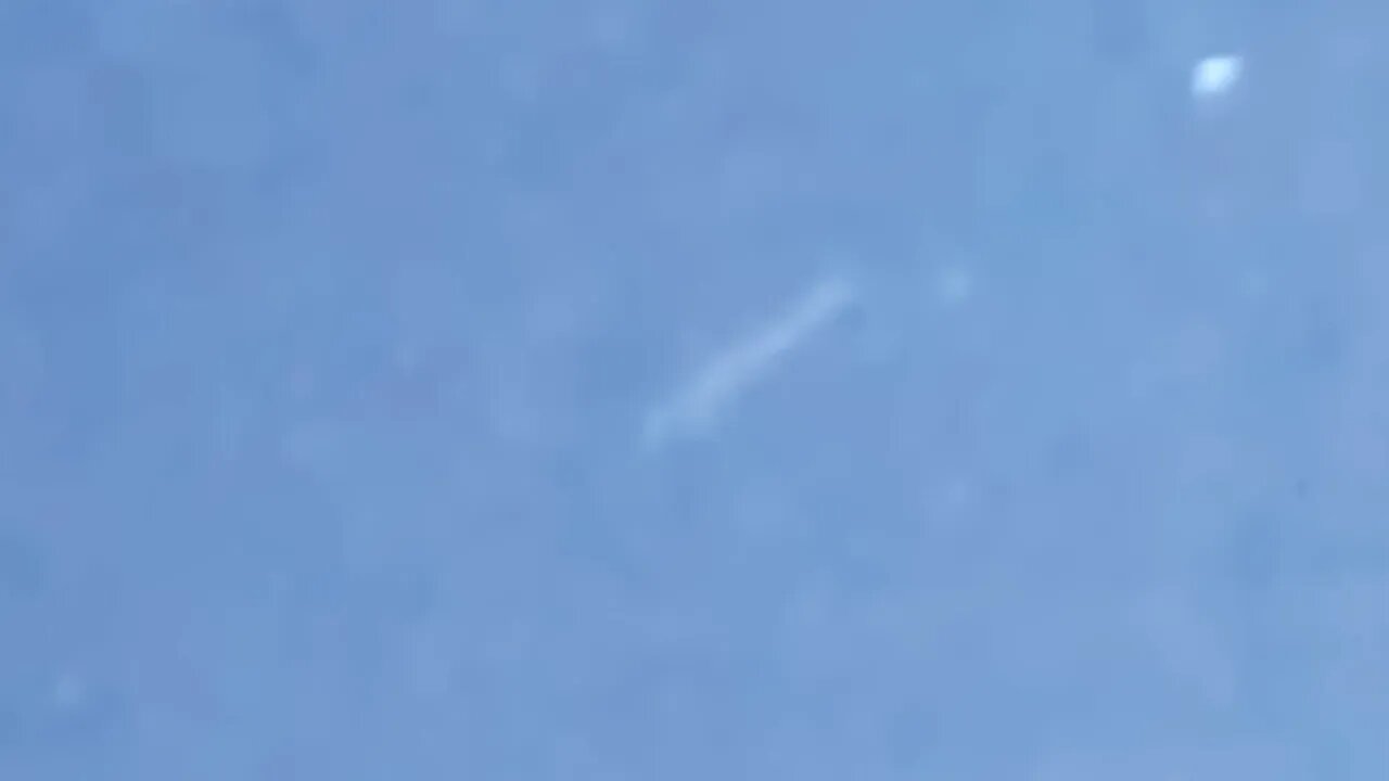 very fast cigar UFO flyby