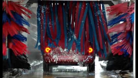 Ils se douchent dans un car wash!