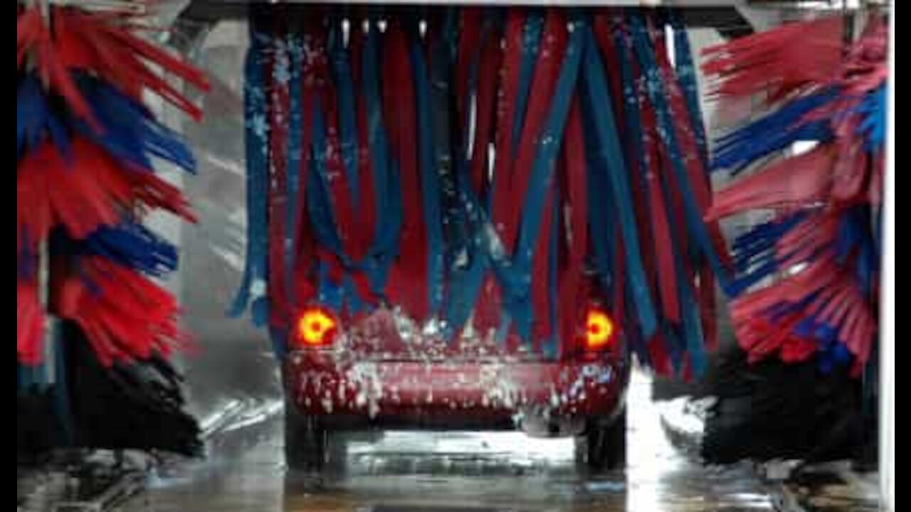 Ils se douchent dans un car wash!