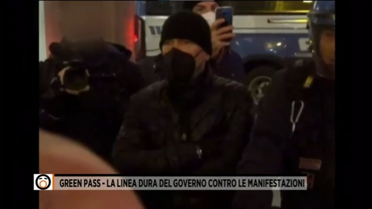 Infiltrato Digos scatena rissa a Trieste per screditare manifestanti No Green Pass