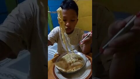 Kak Firaz lagi review makanan favorit mie godok