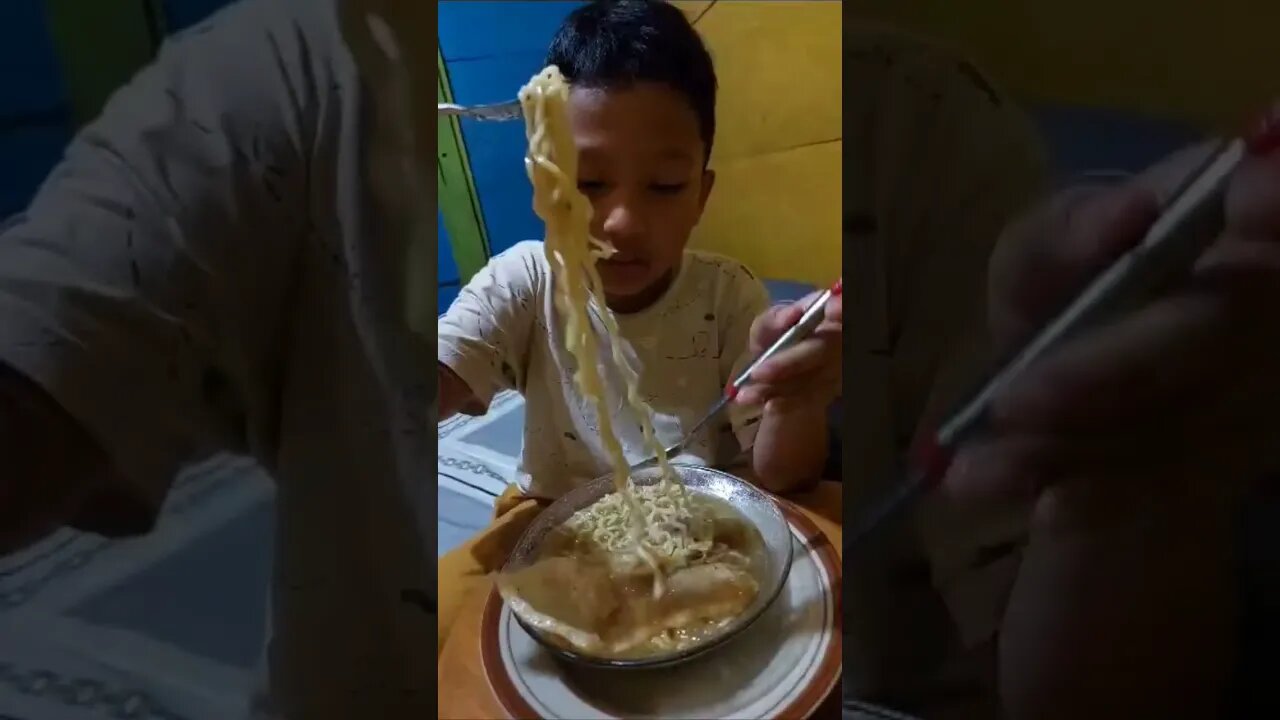 Kak Firaz lagi review makanan favorit mie godok